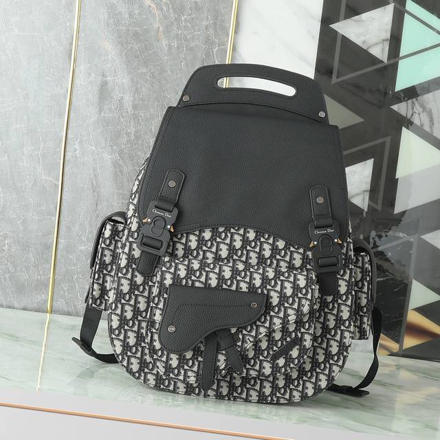 This large Gallop backpack features a modern and original design, with a classic