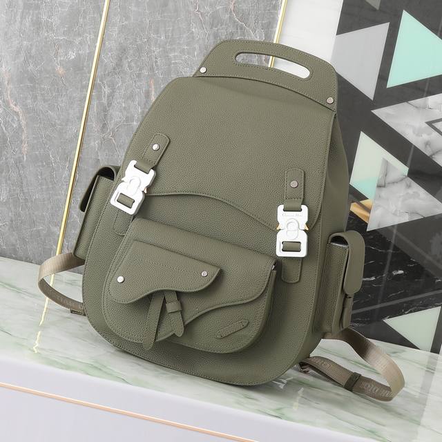 This large Gallop backpack features a modern and original design, with a classic