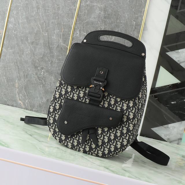 The Gallop backpack features a stylish and original design, highlighting the ico
