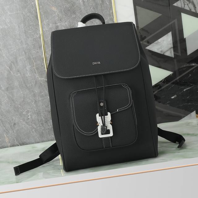 New to the Fall 2024 men's collection, this Saddle backpack features a stylish a