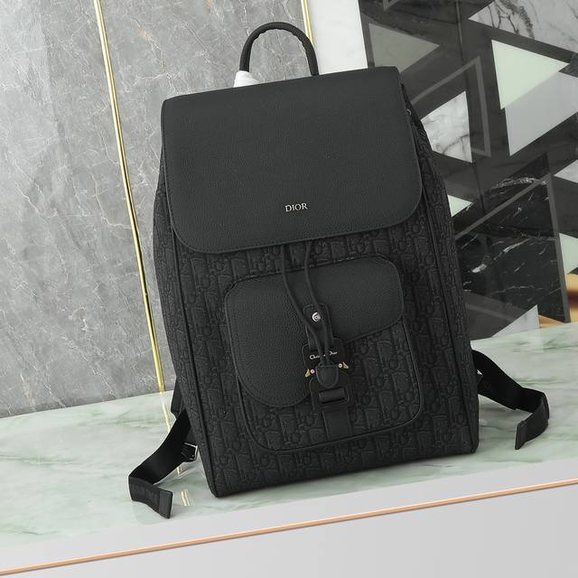 New to the Fall 2024 men's collection, this Saddle backpack features a stylish a