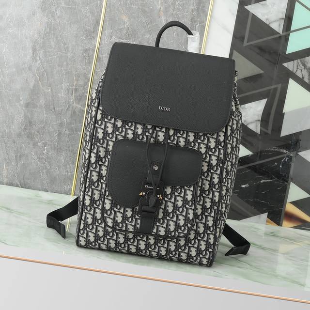 New to the Fall 2024 men's collection, this Saddle backpack features a stylish a