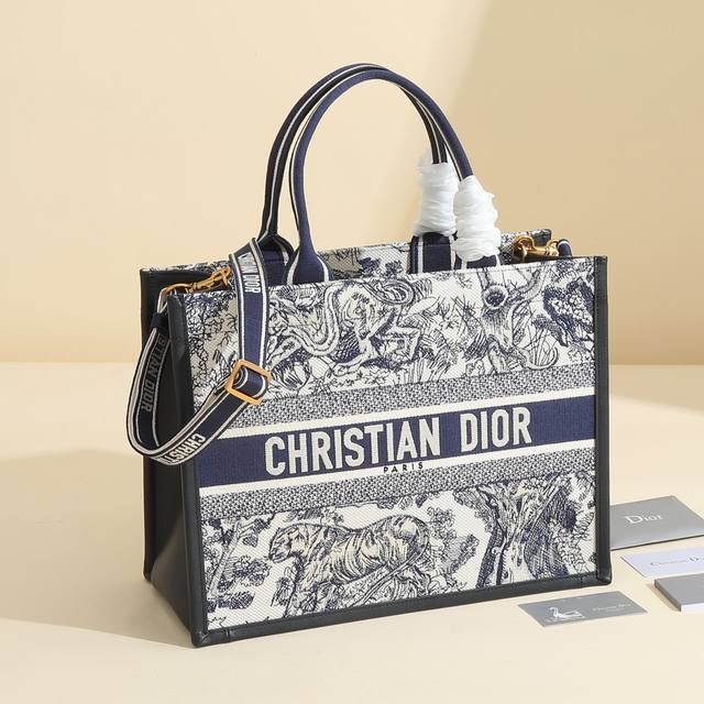 Tote's latest autumn and winter tiger series. I was attracted by this bag. The t