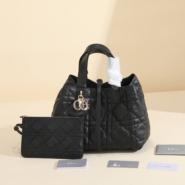 Medium Dior Toujours This Dior Toujours bag made its debut at the Spring/Summer