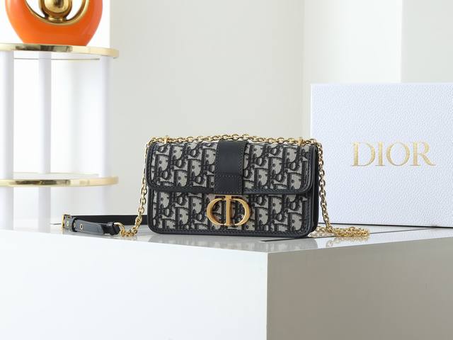 This 30 Montaigne chain bag M9334 This chain bag is classic and elegant, enrichi