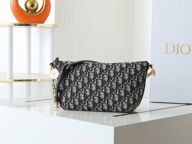 This Diorstar Hobo chain handbag is a new product in the Spring-Summer 2024 read