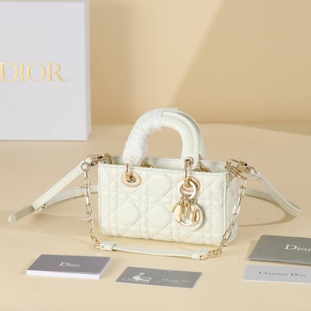 White lambskin rattan check pattern Code: S0910Onge_M900 This Lady D-Joy handbag