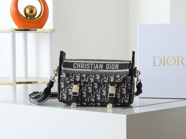 Dior's new messenger bag is carefully designed based on the classic messenger ba