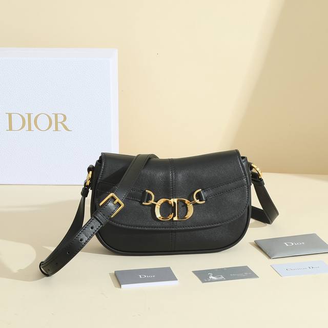 New this season, this Cd Besace bag made its debut on the Spring/Summer 2024 rea