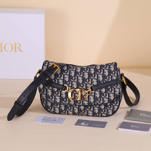 New to the Spring/Summer 2024 Ready-to-Wear collection, this Cd Besace bag is a