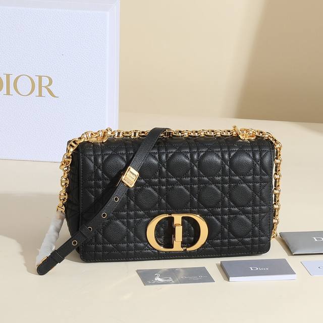 Caro Handbag M9243 The Caro handbag is carefully crafted from cowhide leather an