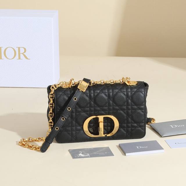 Caro Handbag M9241 The Caro handbag is carefully crafted from cowhide leather an