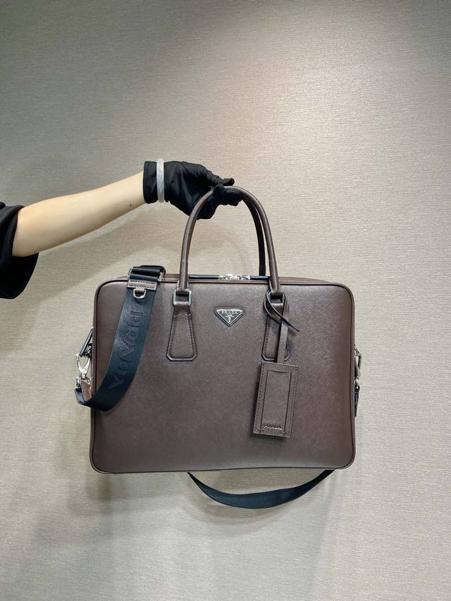 Double-layered briefcase 2Ve022 Dark brown This elegant and sophisticated briefc