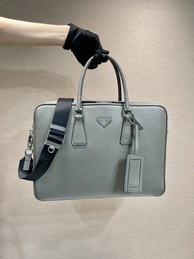Double-layered briefcase 2Ve022 This elegant and sophisticated briefcase feature