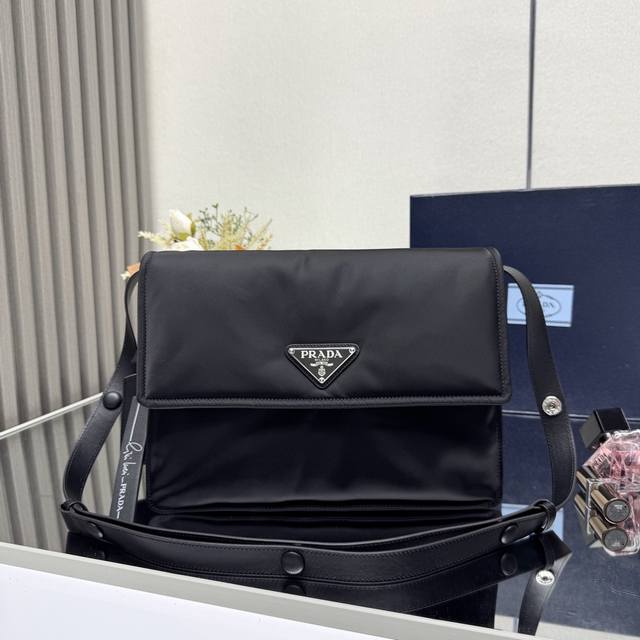 Original new product first release hot-selling messenger bag 1Bd255 medium size.
