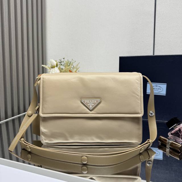 Original new product first release hot-selling messenger bag 1Bd255 medium size,