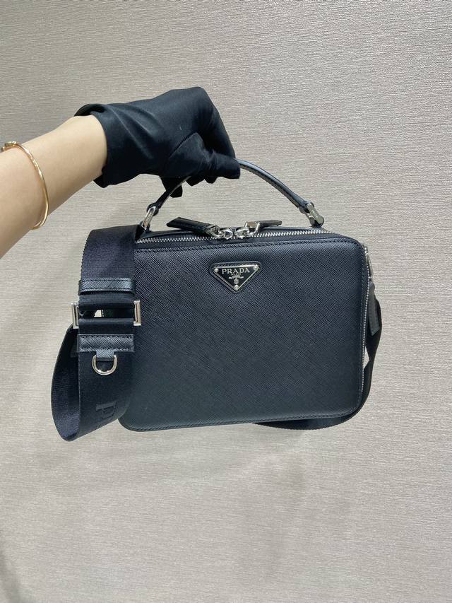 Upgraded board 2Vh069 This Brique handbag is made of Saffiano leather, and its s
