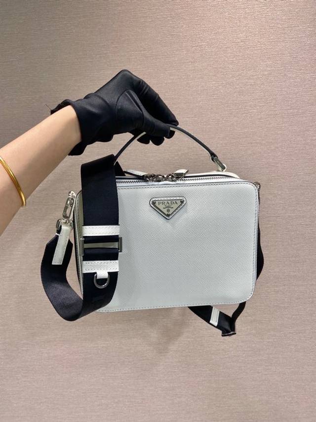 Upgraded board 2Vh069 New color This Brique handbag is made of Saffiano leather,