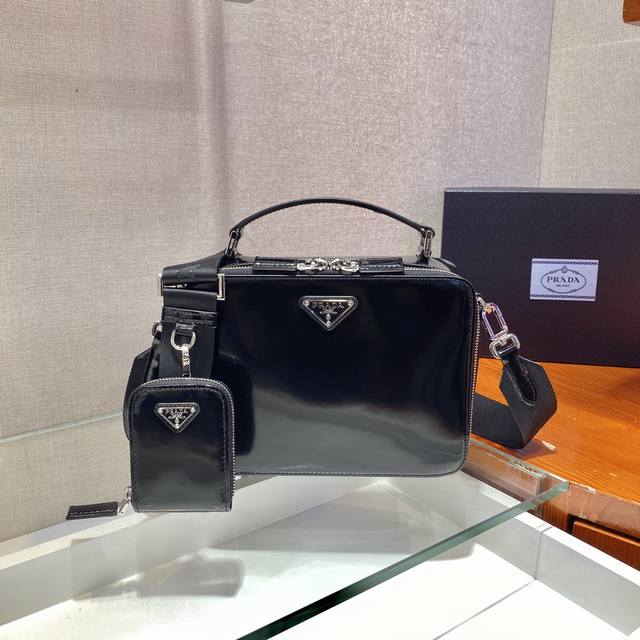 New Camera Bag 2Vh069 Shiny This simple Brique handbag is made of shiny leather.