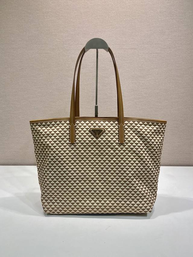 New Tote Bag 1Bd552 New Product This Tessuto Triangulum Tote Bag is made of impo