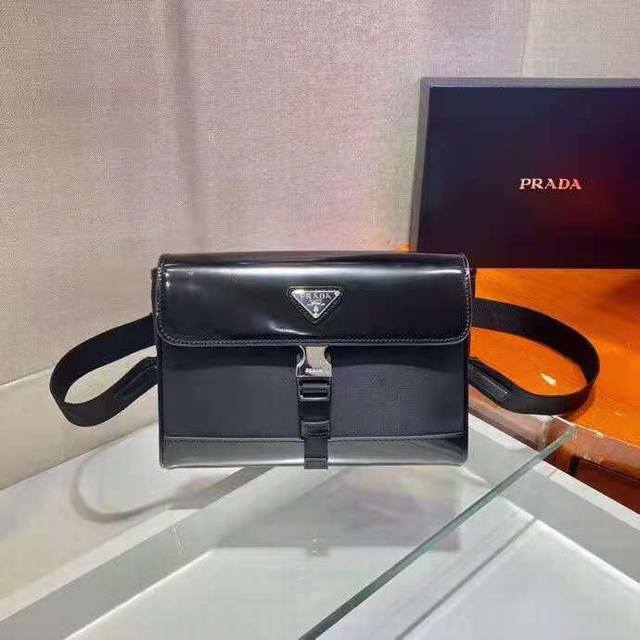 New Postal Messenger Bag 2Vd044 has been shipped. This shoulder bag is made of R