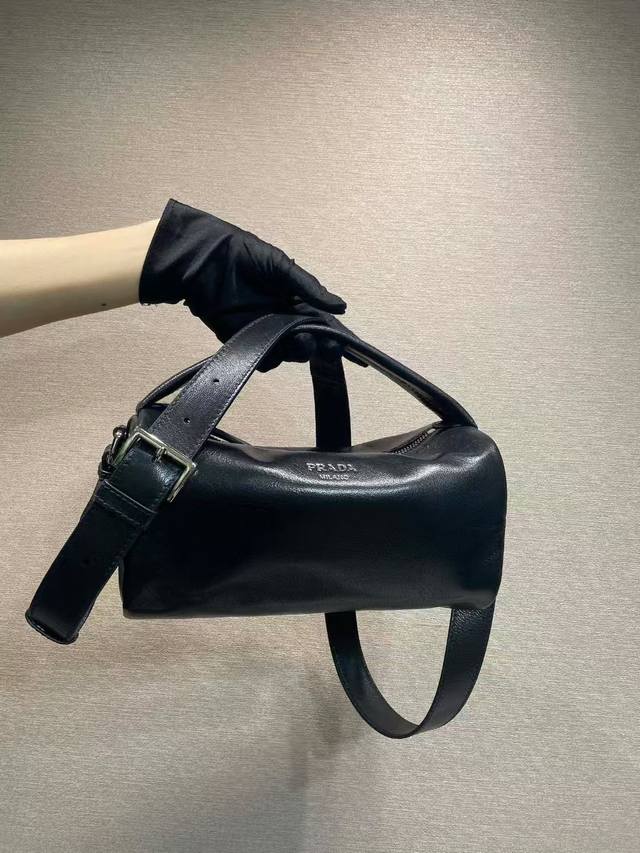 New Boston 2Vh188 This Boston handbag is stylish and compact, and its design is