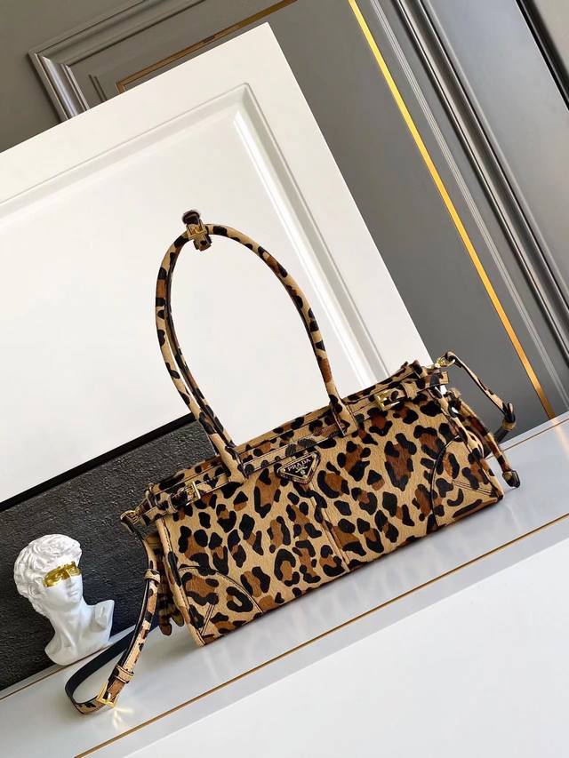 Lussolf Leopard Print This handbag crossbody bag is made of imported leopard pri