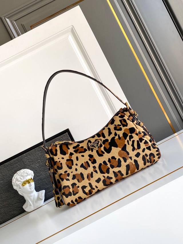 New Aimee Underarm Bag Leopard Print This Hobo underarm bag has a simple design