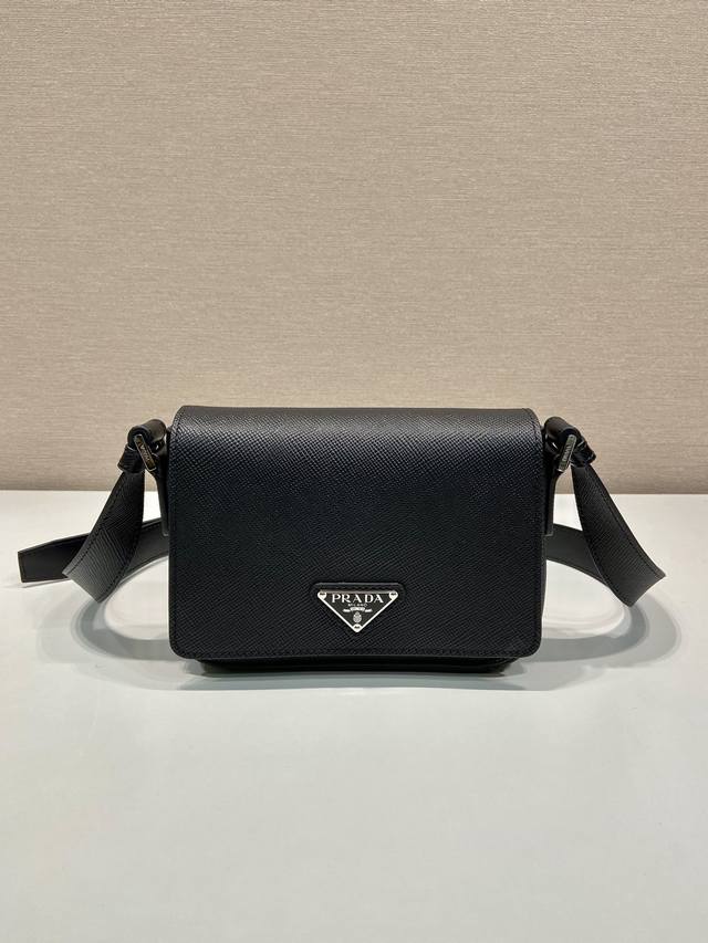 New 2Vd065 shoulder bag This shoulder bag is made of the iconic material Saffian