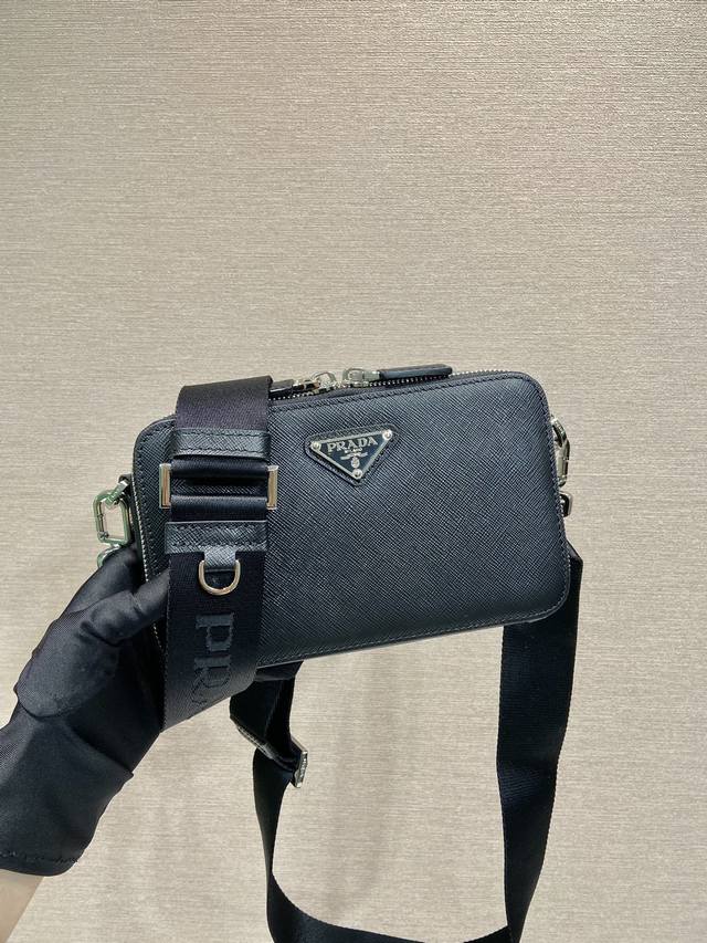 New Messenger Bag 2Vh173 Cross This year's Brique handbag has a smooth and elega