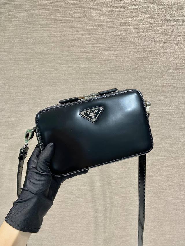 New Messenger Bag 2Vh173 Shiny This year's Brique handbag has a smooth and elega