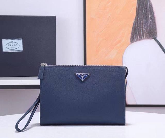 with original box, the latest style of Prada men's handbags, synchronized with t