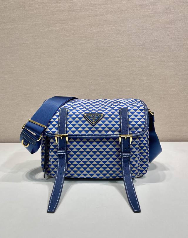 New Symbole1Bd383 Messenger Bag This messenger bag is made of fabric printed nyl