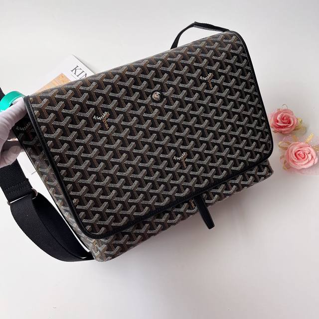 Capetien messenger bag can accommodate A4 size documents, tablets and laptops. I