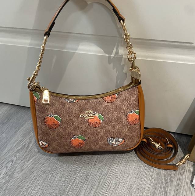 Cal80, the new model in May, has a citrus print and caramel-colored mahjong bag.