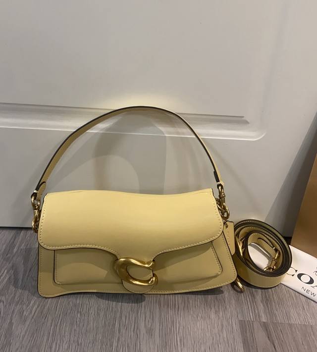 Coa*H Newcan26 Tabby wave bag hits my heart~Spring season is about polyamine. It
