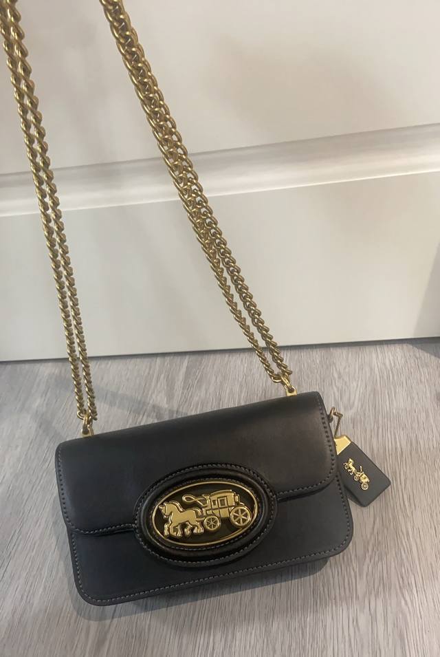 Coa*H Harper This Cas83 Cas82 April new small bag is inspired by the classic car