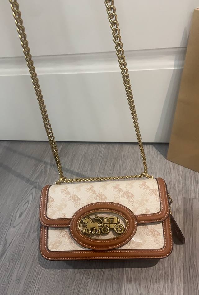 Coach New Harper This Cas83 April new small bag is inspired by the classic carri