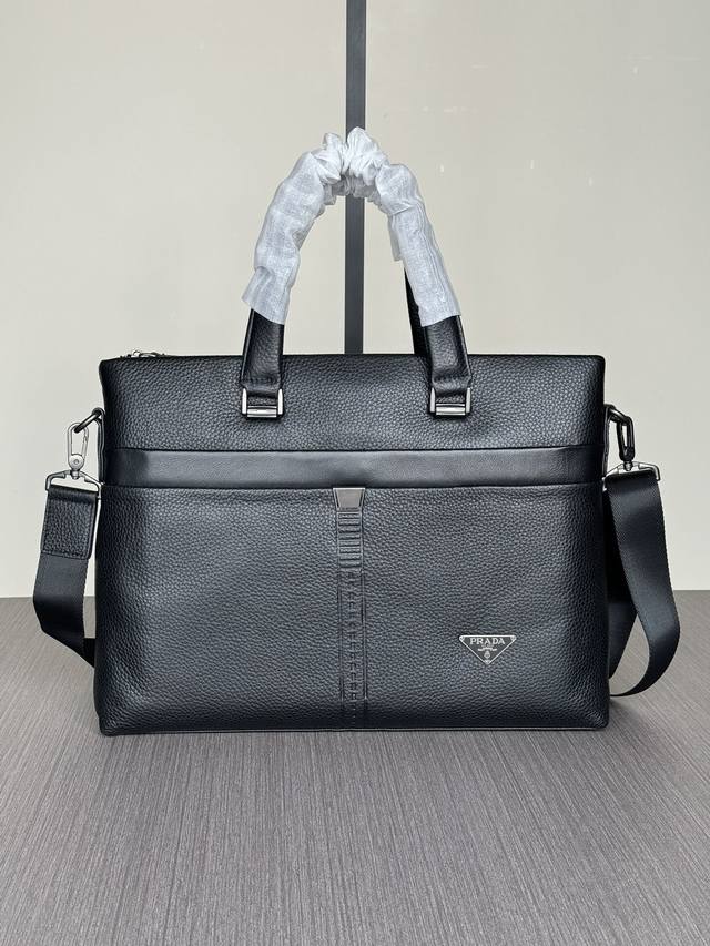 The latest hot Prada handbags from the top counters are shipped in large quantit