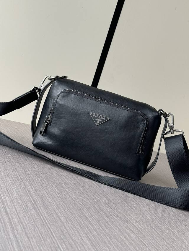 The latest hot Prada handbag messenger bag from the top counter is shipped in la