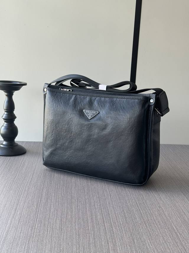 The latest hot Prada multi-compartment zipper messenger bag from the top counter