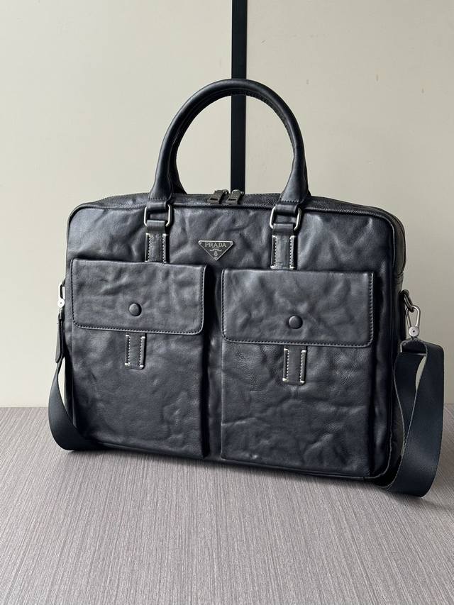 The latest hot Prada hand-held travel briefcases from the top counters are shipp