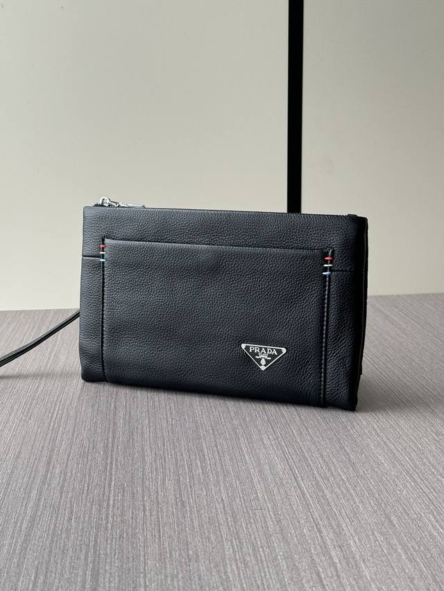 The latest hot Prada clutch bag from the top counter is now shipping in large qu