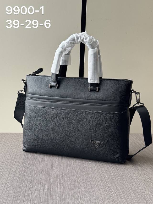 The latest hot Prada handbags from the top counters are shipped in large quantit