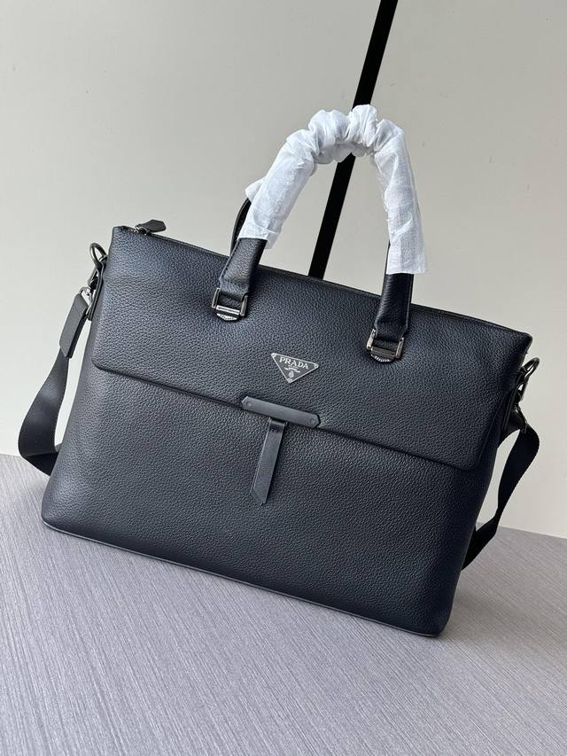 The latest hot Prada handbags from the top counters are shipped in large quantit