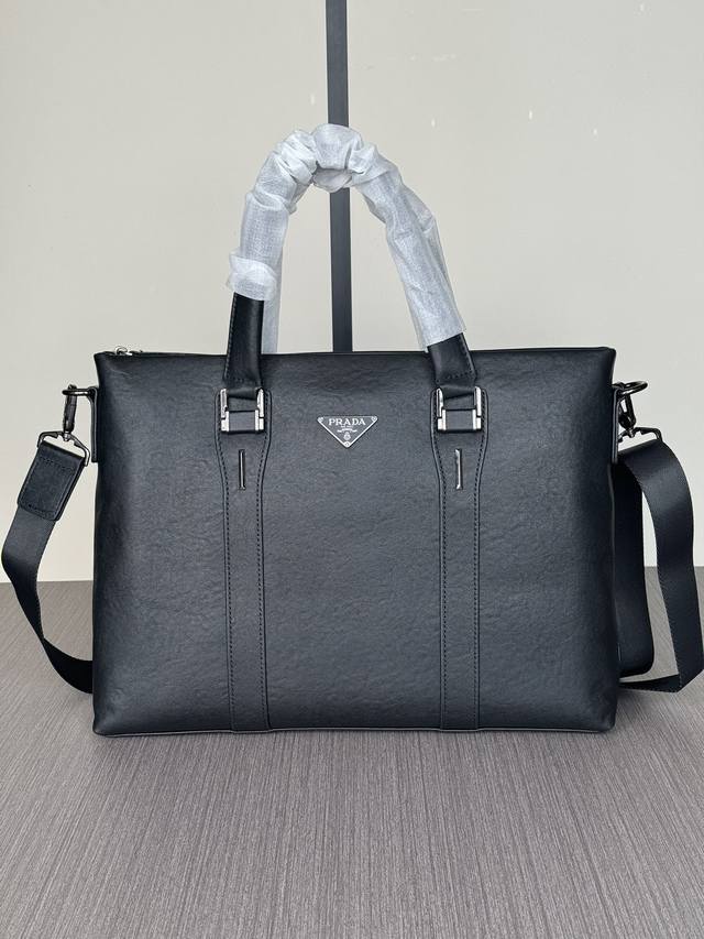 The latest hot Prada handbags from the top counters are shipped in large quantit