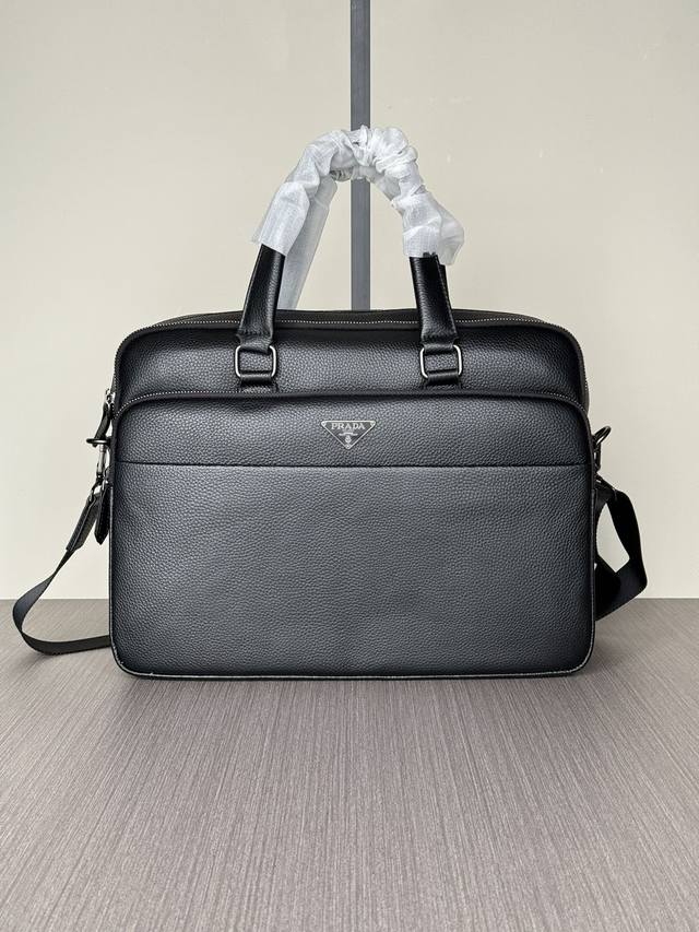 The latest hot Prada double zipper handbags from the top counters are shipped in