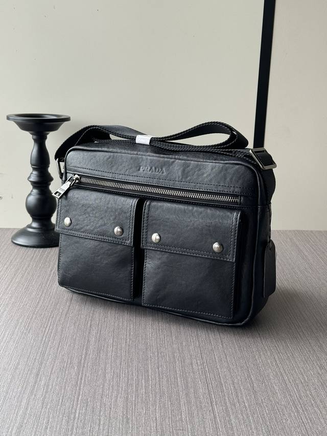 The latest hot Prada messenger bag from the top counter is shipped in large quan
