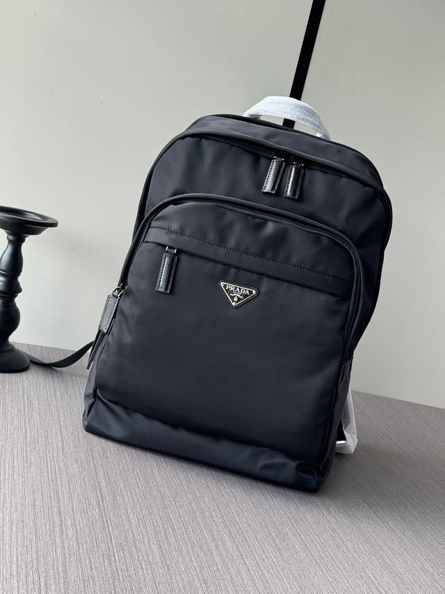 The latest Prada parachute nylon backpack is a hot model shipped in large quanti