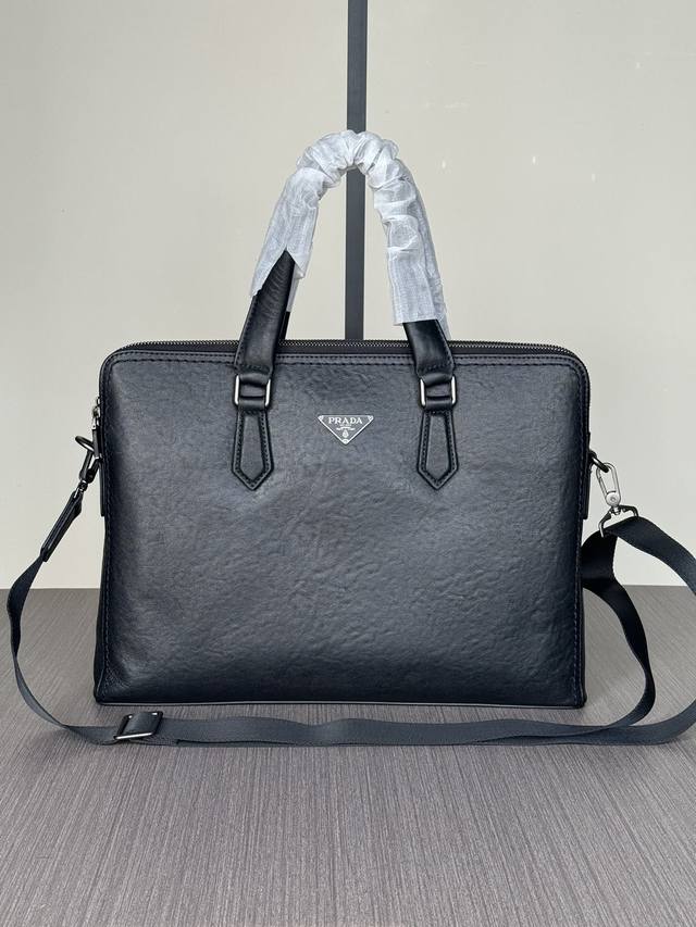 The latest hot Prada double zipper handbags from the top counters are shipped in